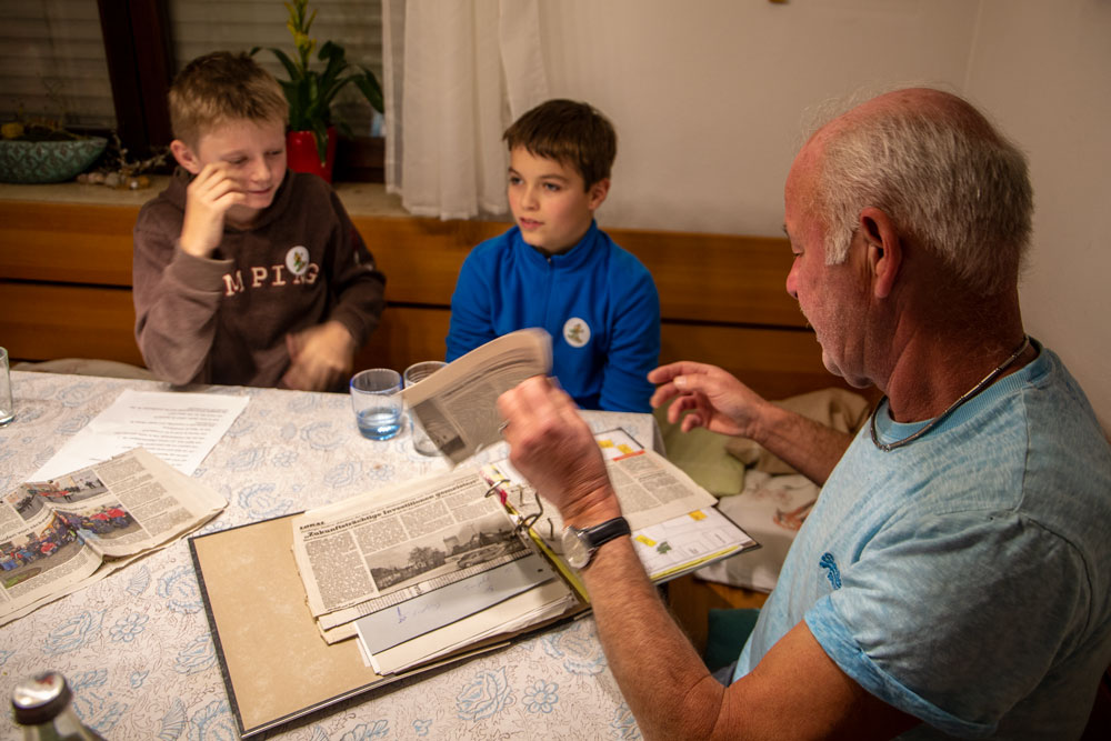 ecohelden blättern mit Josef Seitz in alten Zeitungsberichten